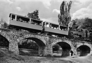 Steam locomotive with 2 pretend wagons on the eight-arch bridge.