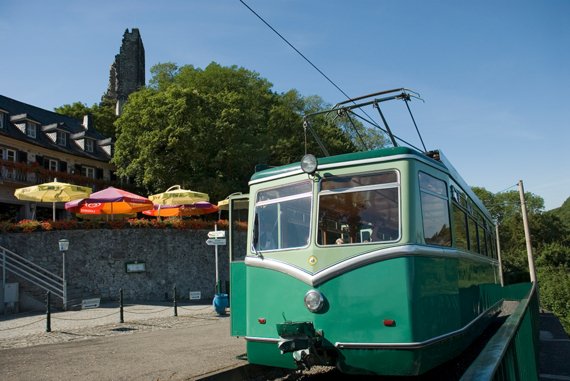 Railcar at the mountain station with the Drachenfels ruins in the background.